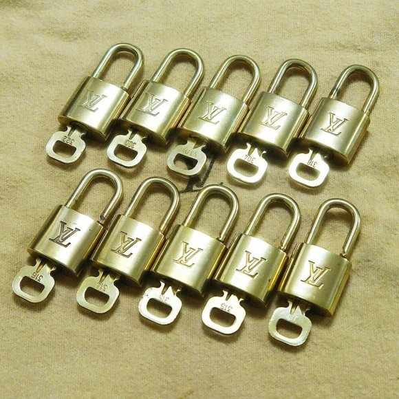 Authentic LOUIS VUITTON LV 10 SET PADLOCK KEY BAG CHARM CADENA GOLD PLATED - Picture 1 of 4